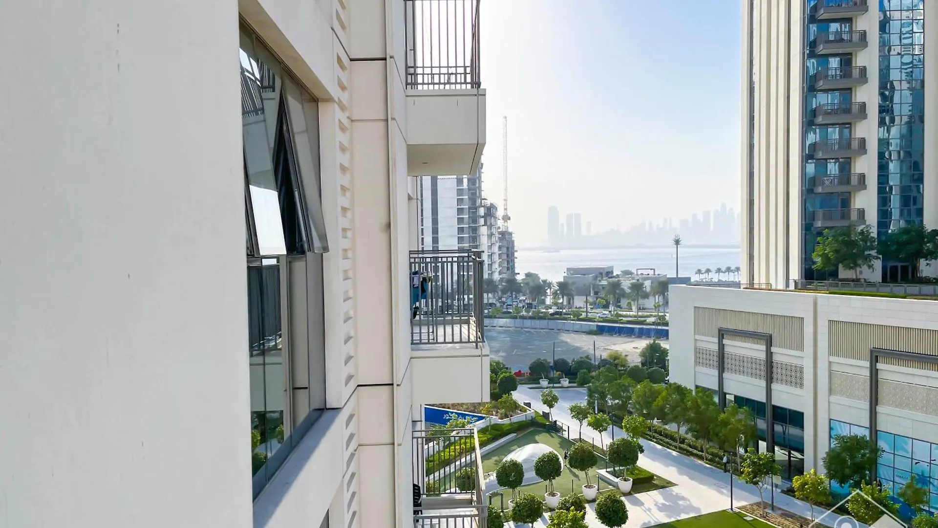 Luxurious Stay Dubai Creek Balcony & View location